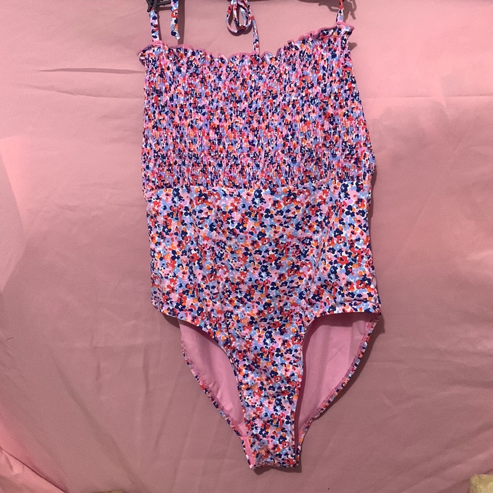 One piece bathingsuit, backless and it can be strapless! - Picture 3 of 6